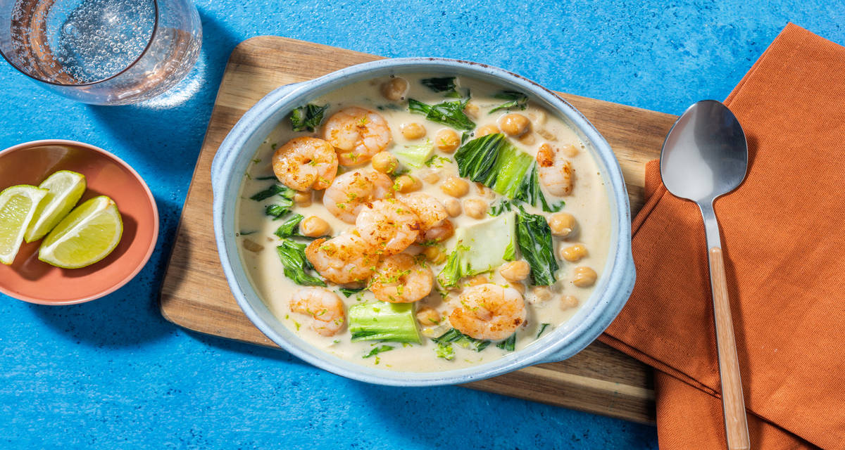 Sopa asiática de garbanzos y langostinos con pak choi y ralladura de lima