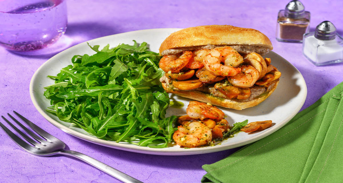 Bocadillo de langostinos con paté de champiñones con champiñones salteados y ensalada de rúcula