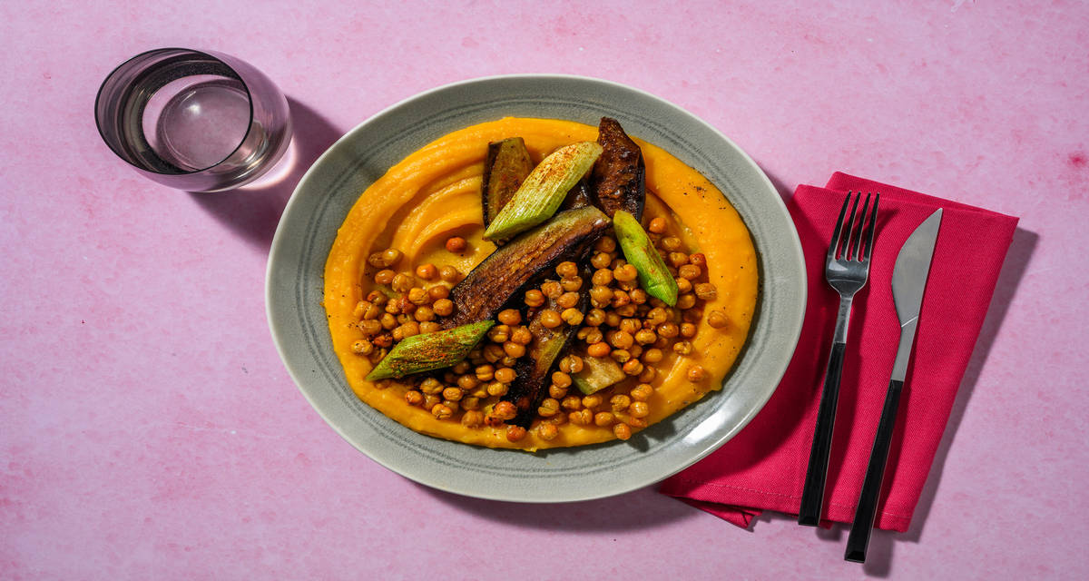 Puerro y berenjena asados al estilo indio sobre puré cremoso de patata y boniato con garbanzos crujientes