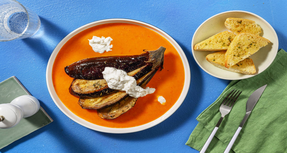 Berenjena asada con burrata con salsa casera de cherrys asados y pan de ajo