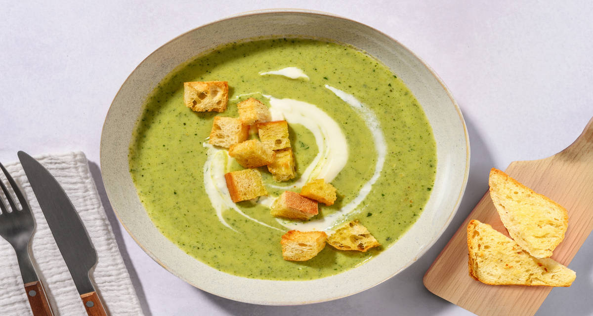 Crema de calabacín con langostinos y picatostes al pecorino acompañada de pan de ajo casero