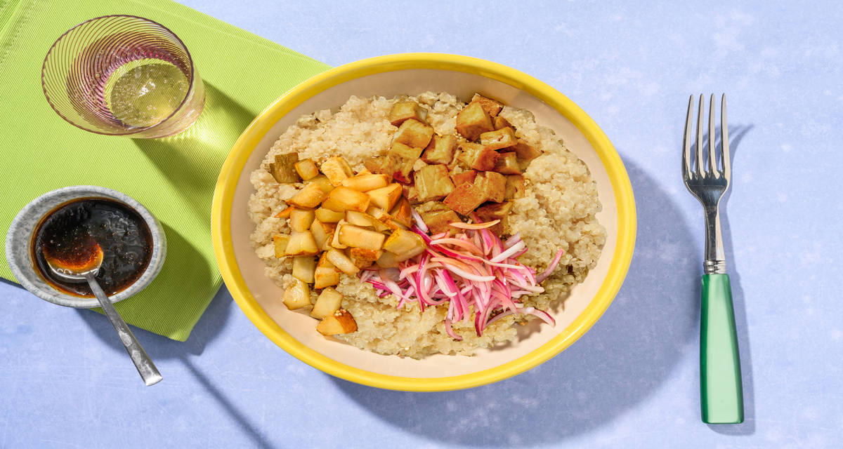 Tofu ahumado con pera caramelizada con cebolla encurtida sobre quinoa