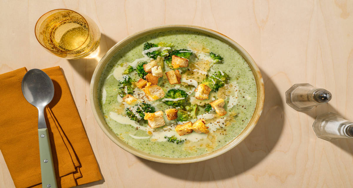 Crema verde de brócoli con crujiente de pecorino con picatostes y salsa fresca
