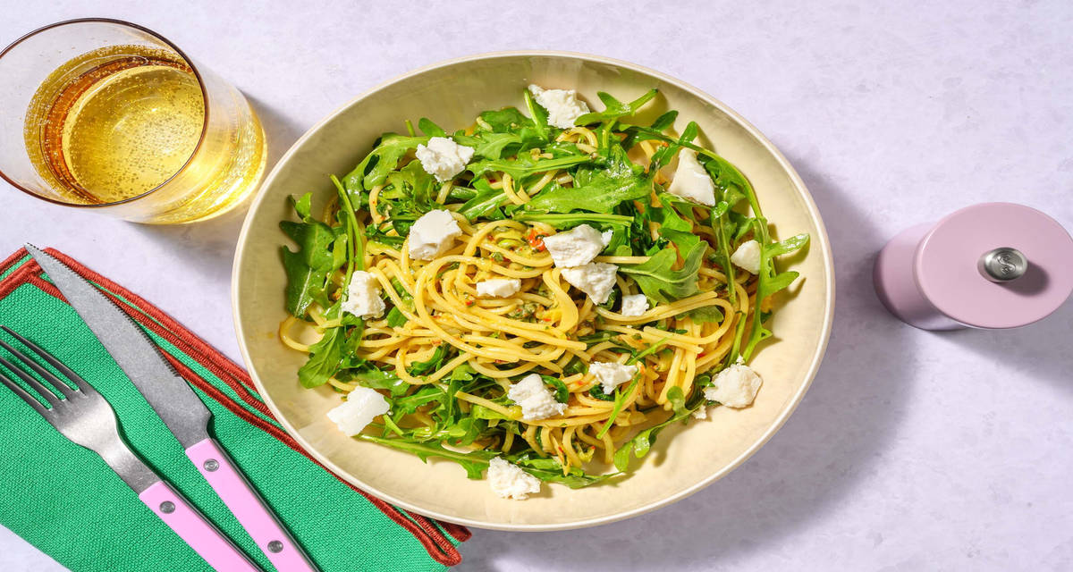 Italiensk pesto- og gedeost-spaghetti med stegt zucchini og frisk rucola