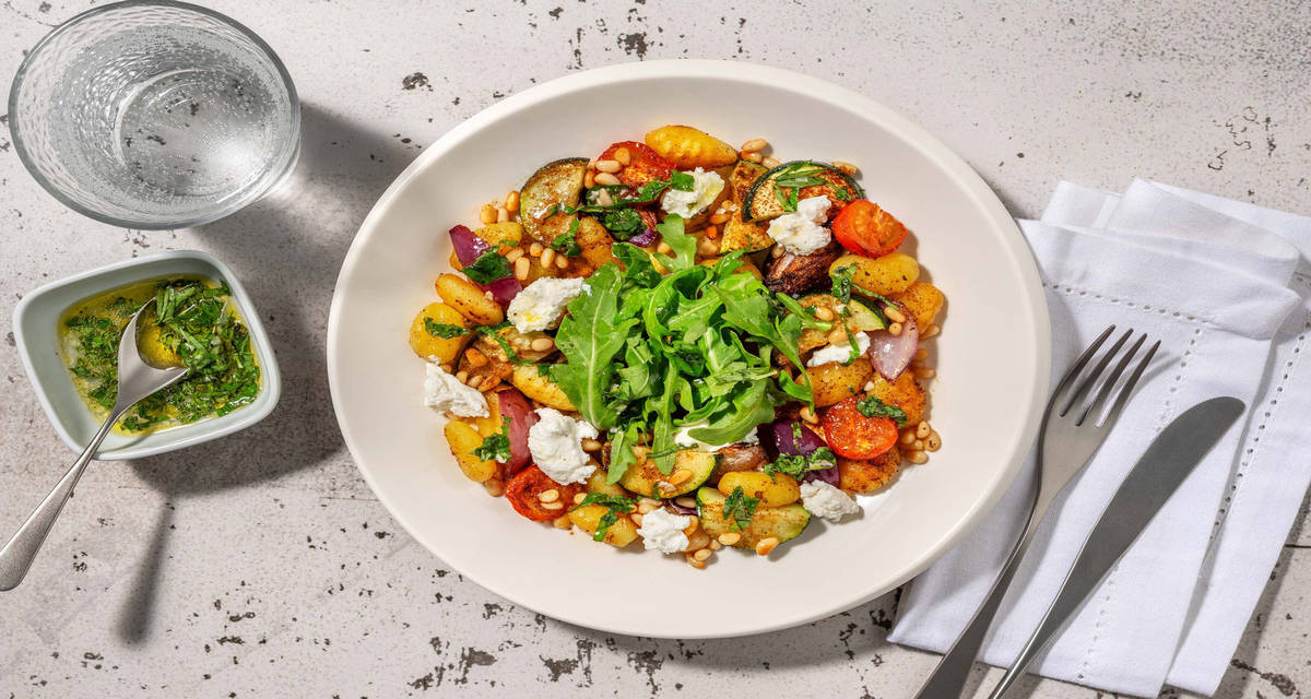 Middelhavsinspireret ovnbagt gnocchi med ekstra laks med ricotta og citrus-basilikumdressing