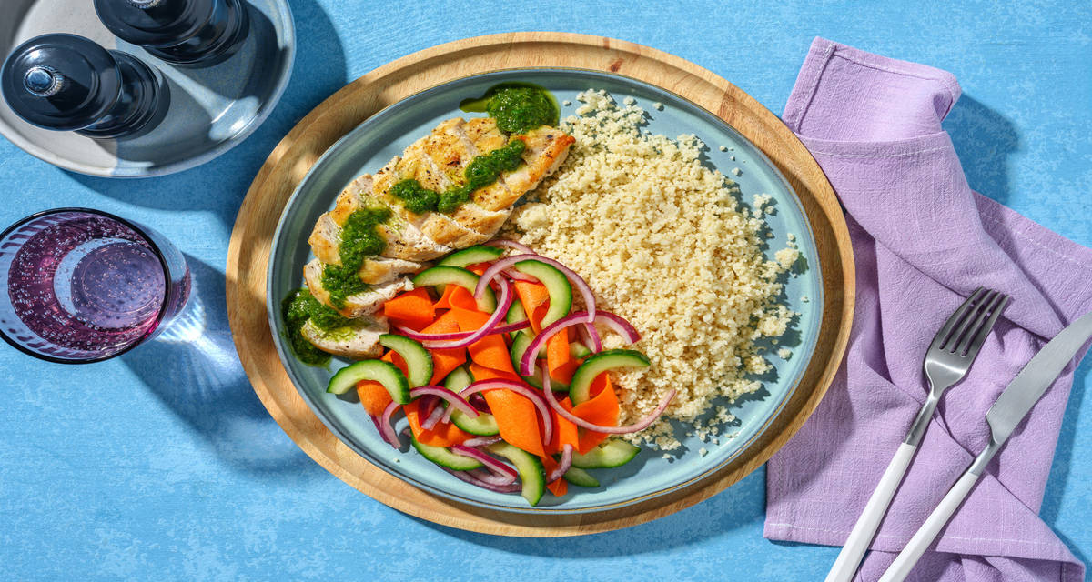 Pollo con pesto casero de cilantro con encurtidos sobre cuscús