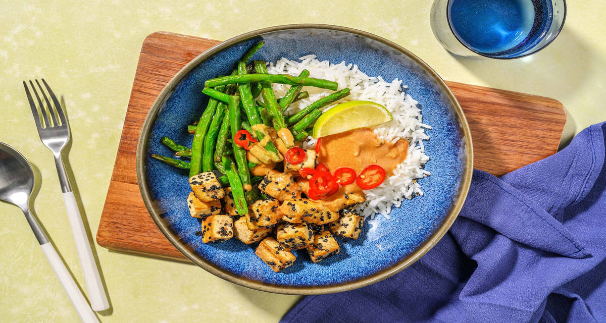 Tofu al sesamo, riso Jasmine e fagiolini con salsa alla tahina, lime e peperoncino