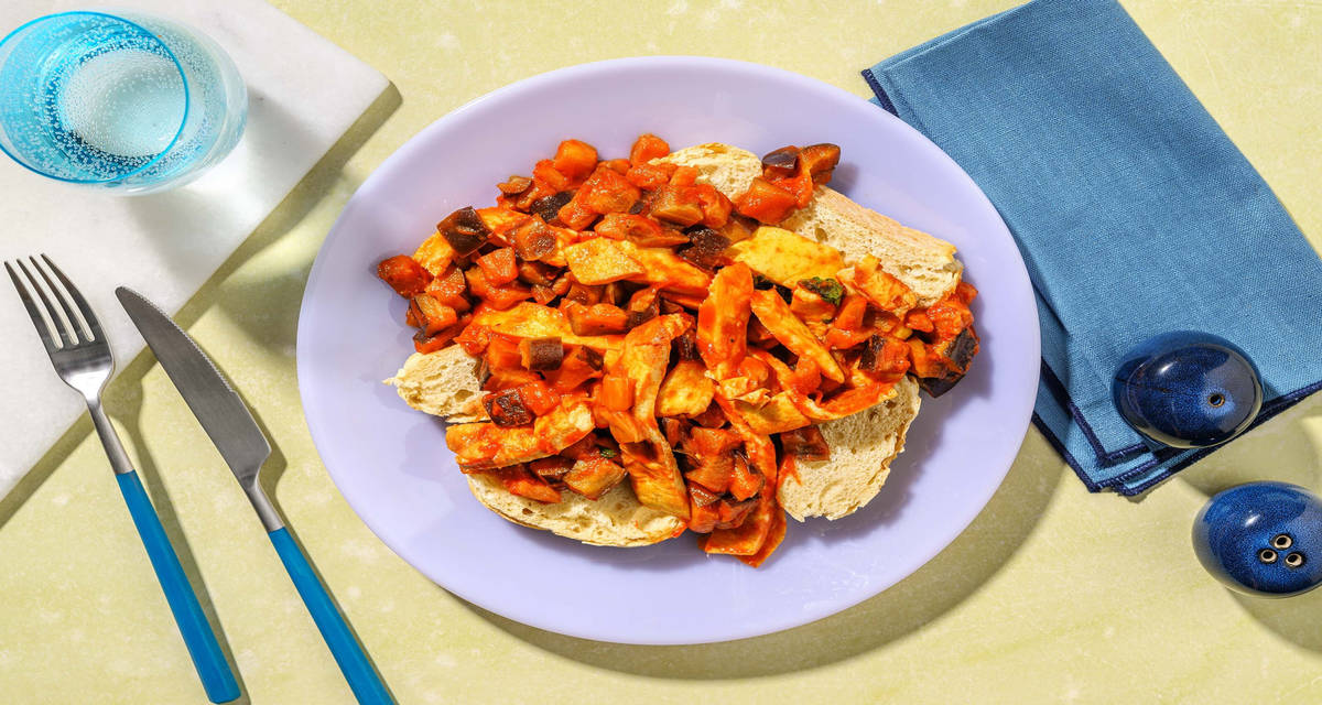 Uova 'in trippa' e sugo alla Norma con melanzane, formaggio e pane tostato