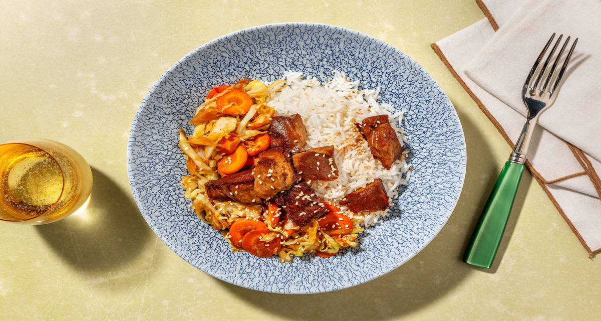 Seitan di farro e riso Jasmine con salsa di soia, carote e cavolo allo zenzero