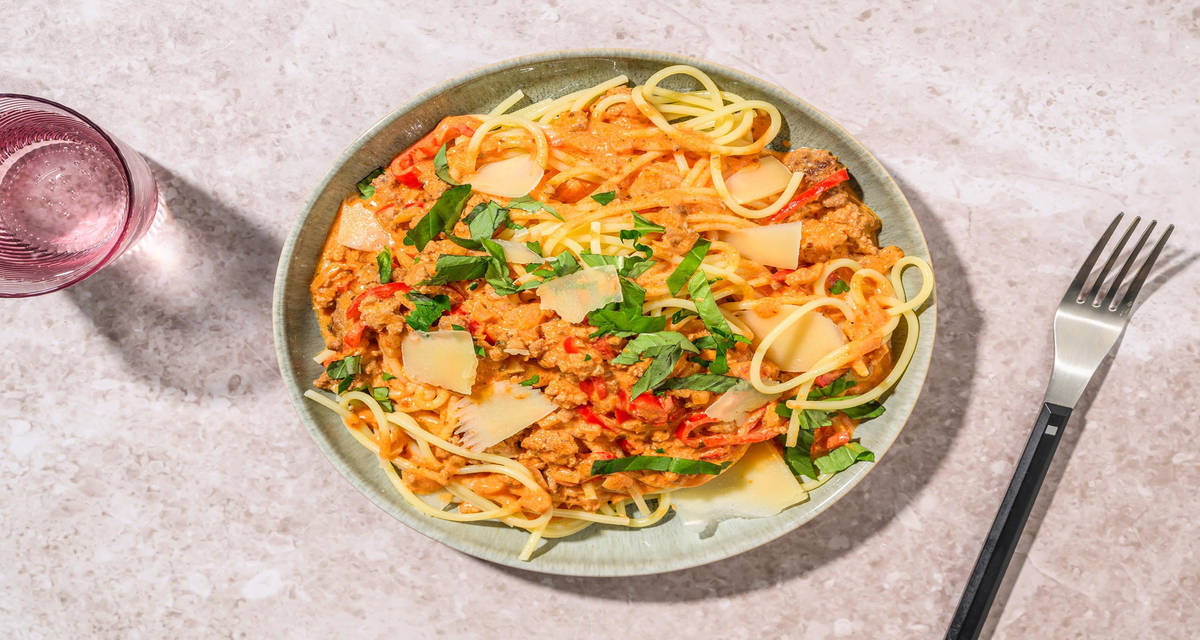 Spaghetti au poulet haché en sauce crémeuse Grana Padano et basilic frais