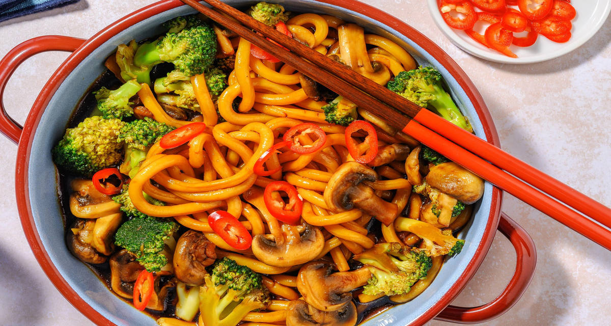 Noodles ai broccoli, champignon e mazzancolle con pasta di miso e salsa di soia dolce