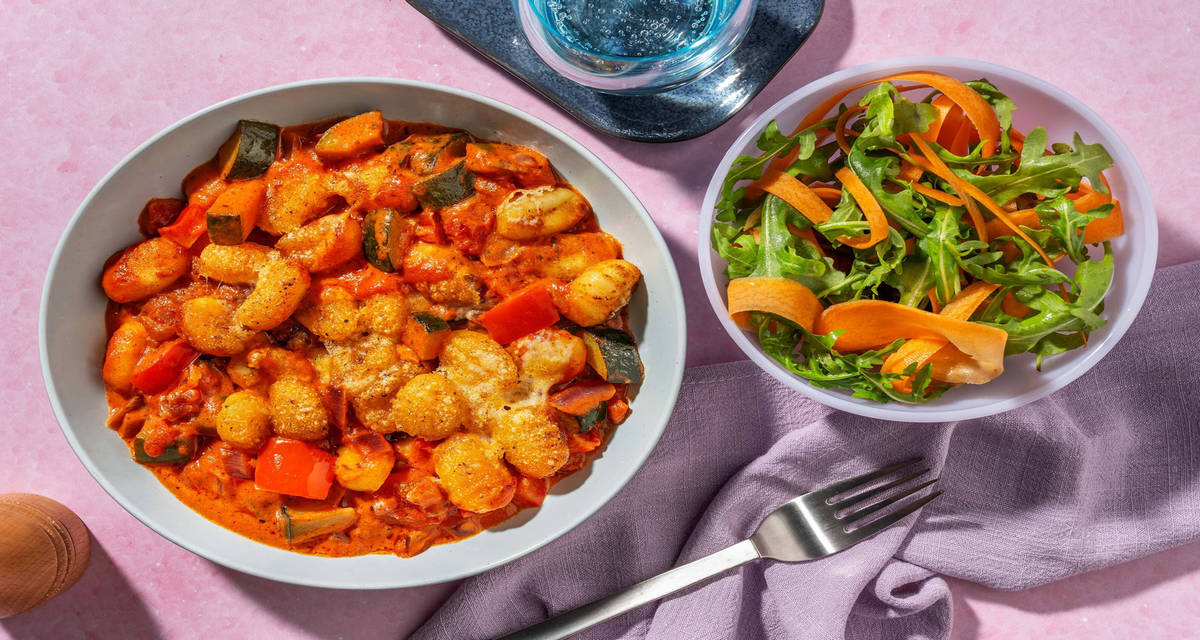 Cremet ratatouille- og gnocchigratin med hakket oksekød med finrevet ost og rucolasalat