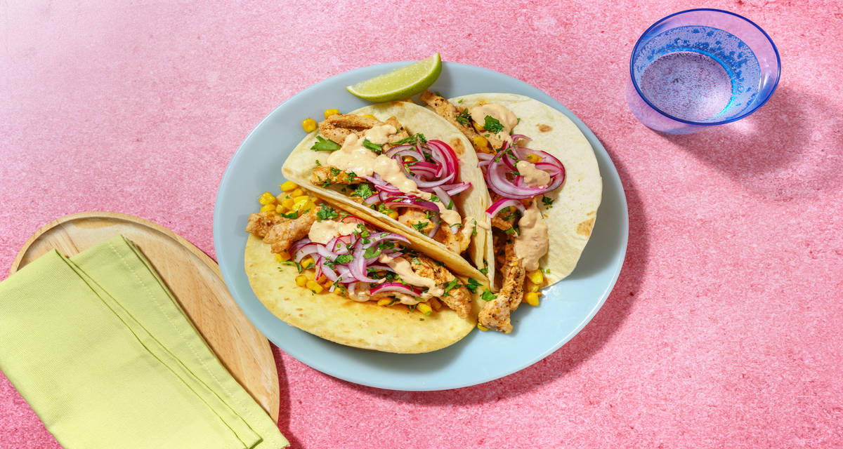 Tacos de carnitas de cerdo con maíz tostado con mayonesa de chipotle y cebolla encurtida