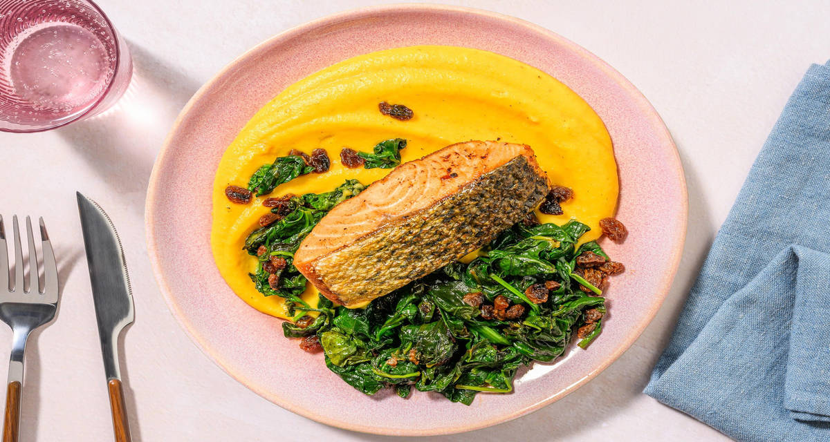 Salmone norvegese dorato e purè di carote con erbette saltate all'uvetta