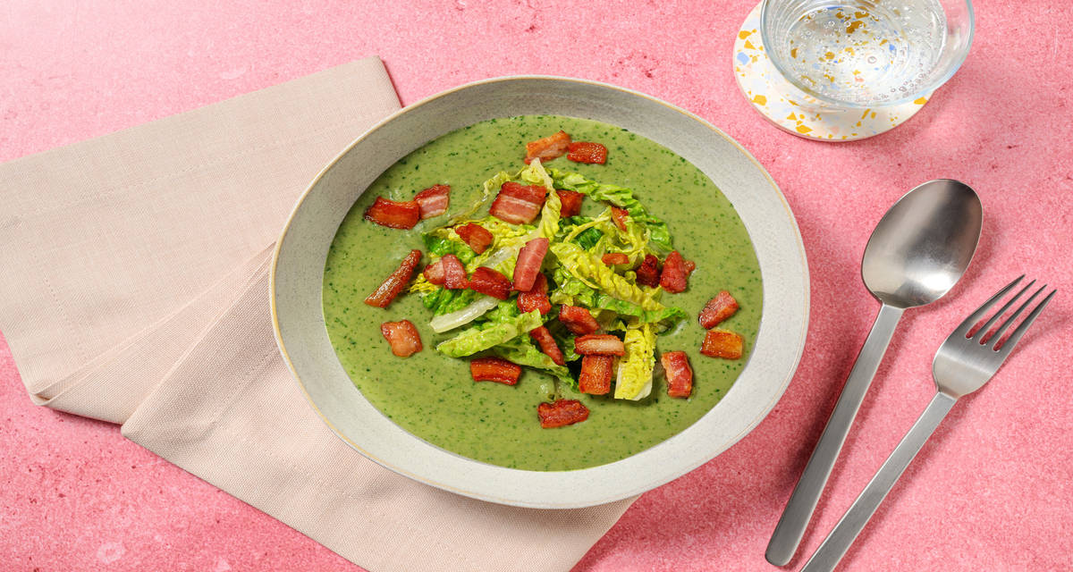 Crema de espinacas con bacon con cogollos frescos de lechuga aderezados