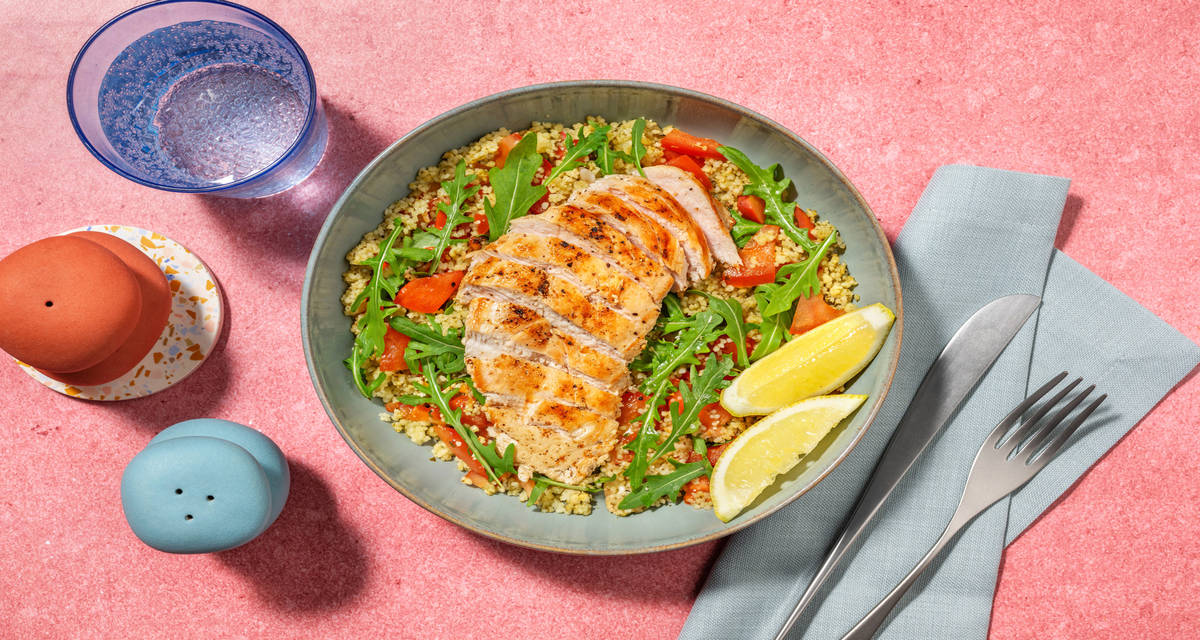 Ensalada de cuscús con pollo a la italiana con tomate, pesto de albahaca y limón