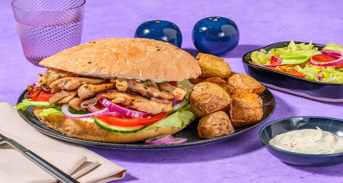 Émincés de poulet sur pain turc grenailles poêlées, salade et aïoli