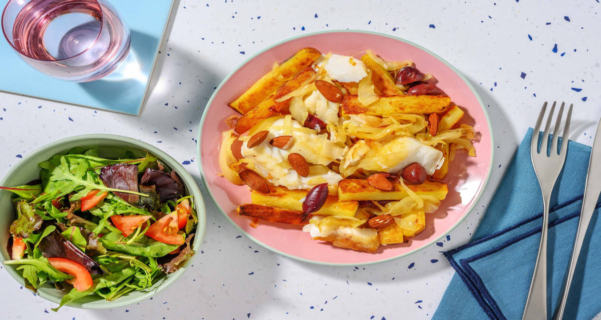Merluzzo alla Bras in stile portoghese con patate, olive e insalata mista