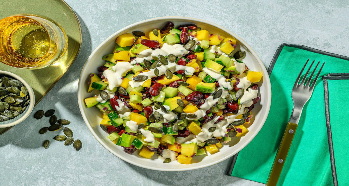 Summer salad - avocado, mango e cetrioli con fagioli rossi e salsa yogurt alla tahina