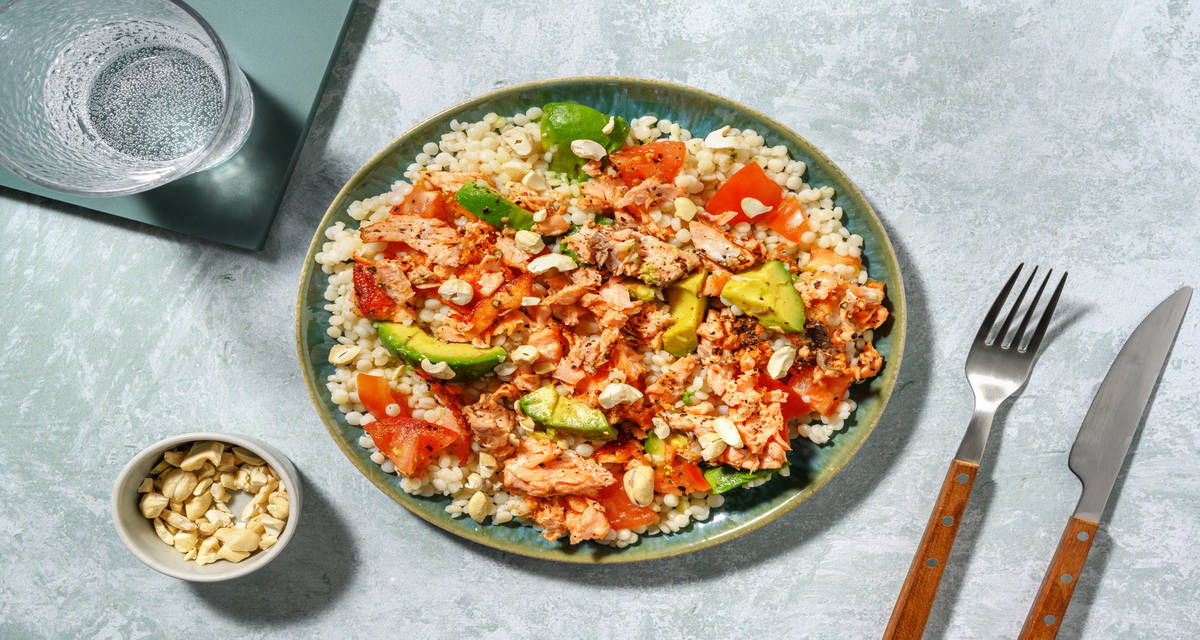 Couscous perlato al salmone e avocado con pomodori, succo di lime e anacardi