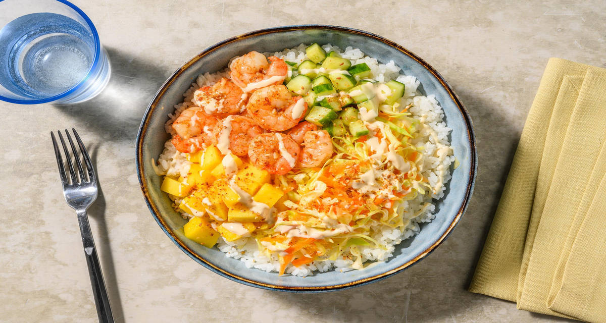 Poké bowl aux crevettes et mayonnaise au ponzu mangue, gomasio, chou, carotte et concombre