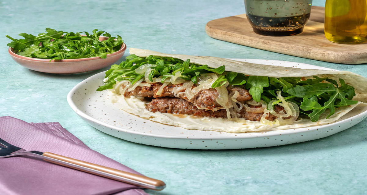 Piadina romagnola al pollo e rucola con formaggio grattugiato e cipolle dolci
