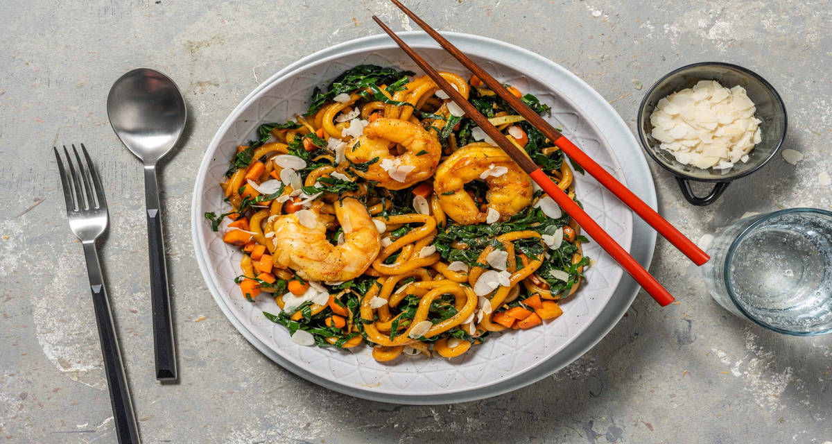Yaki udon ai gamberi e mix di verza e cavolo nero con salsa kecap manis, zenzero e mandorle