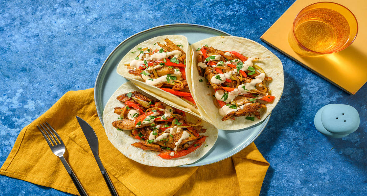 Tacos de heura con salsa cremosa de chipotle con cebolla y pimiento