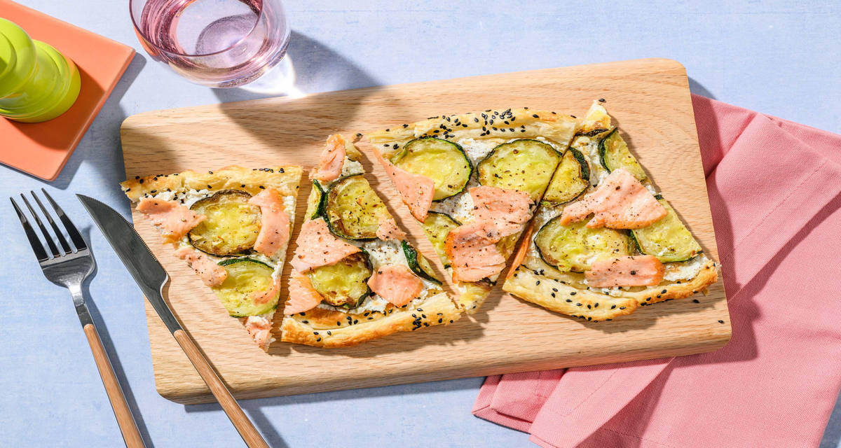 Torta di sfoglia al salmone affumicato con ricotta, zucchine e sesamo nero
