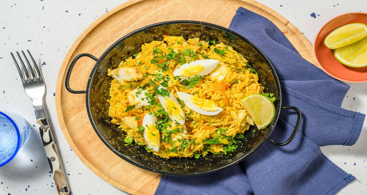 Kedgeree - riso fritto e merluzzo al curry con uova sode, porri e coriandolo