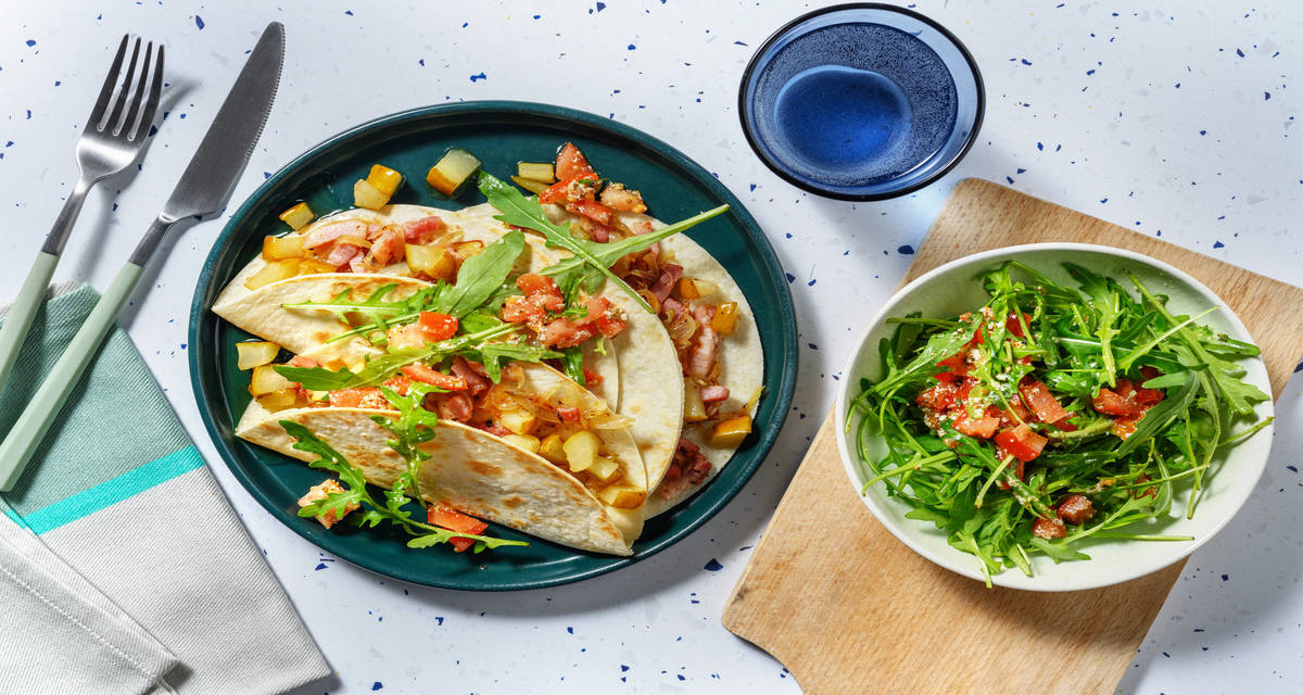 Piadinas de bacon y pera salteada con ensalada de rúcula y tomate con aderezo de pecorino