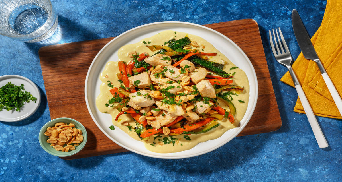 Extra de dados de pollo sobre cremoso de queso griego con verduritas salteadas con perejil