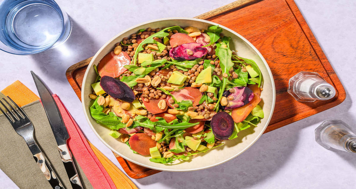 Lenticchie e carote arcobaleno al cumino con rucola, avocado e salsa alla senape