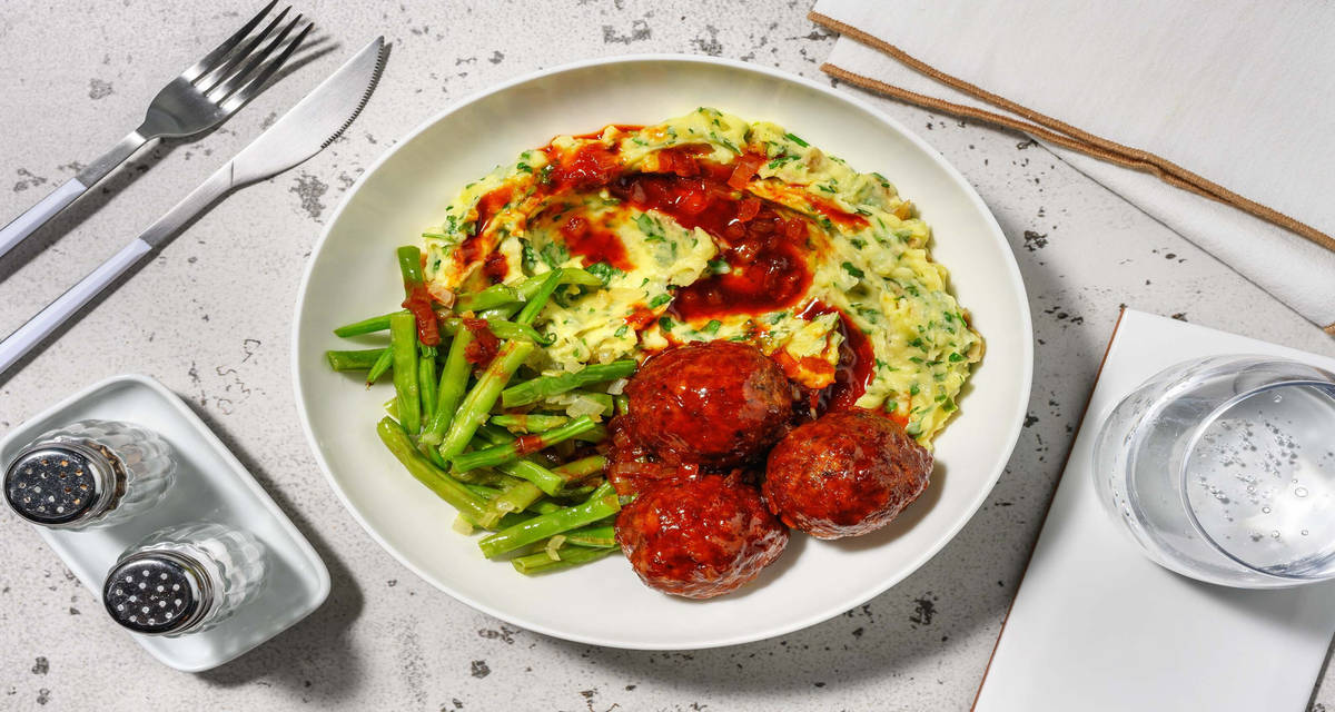 Boulettes de bœuf laquées purée de pommes de terre aux herbes, haricots verts et oignon