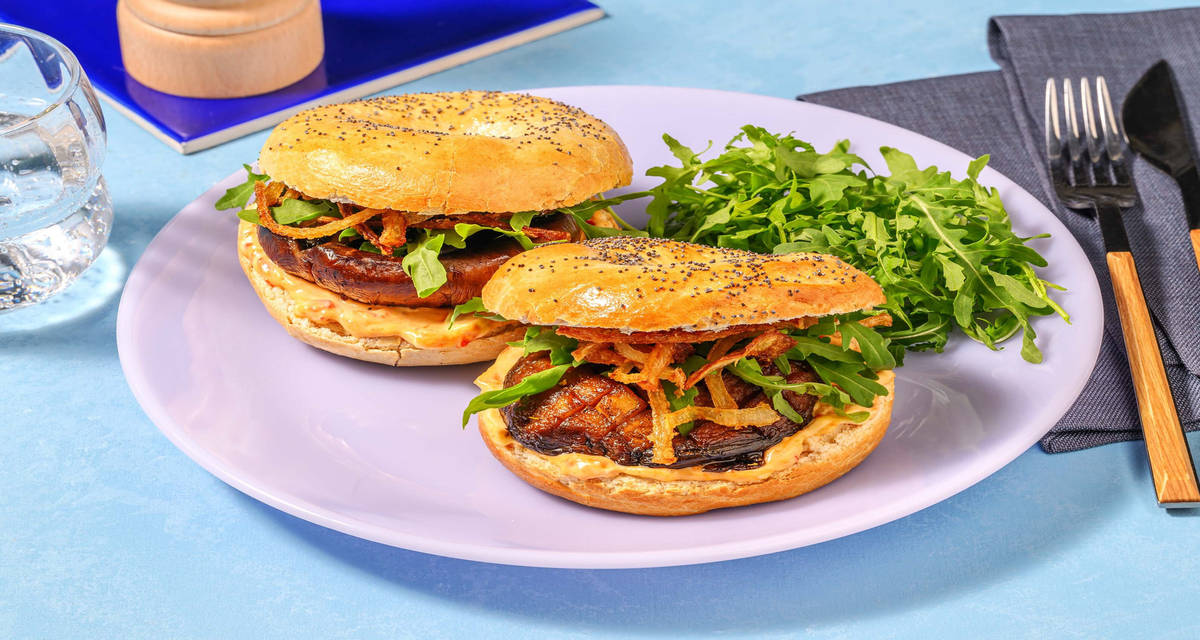 Bagel ai funghi Champignon Tex-Mex e salsiccia con maionese ai pomodori secchi e rucola