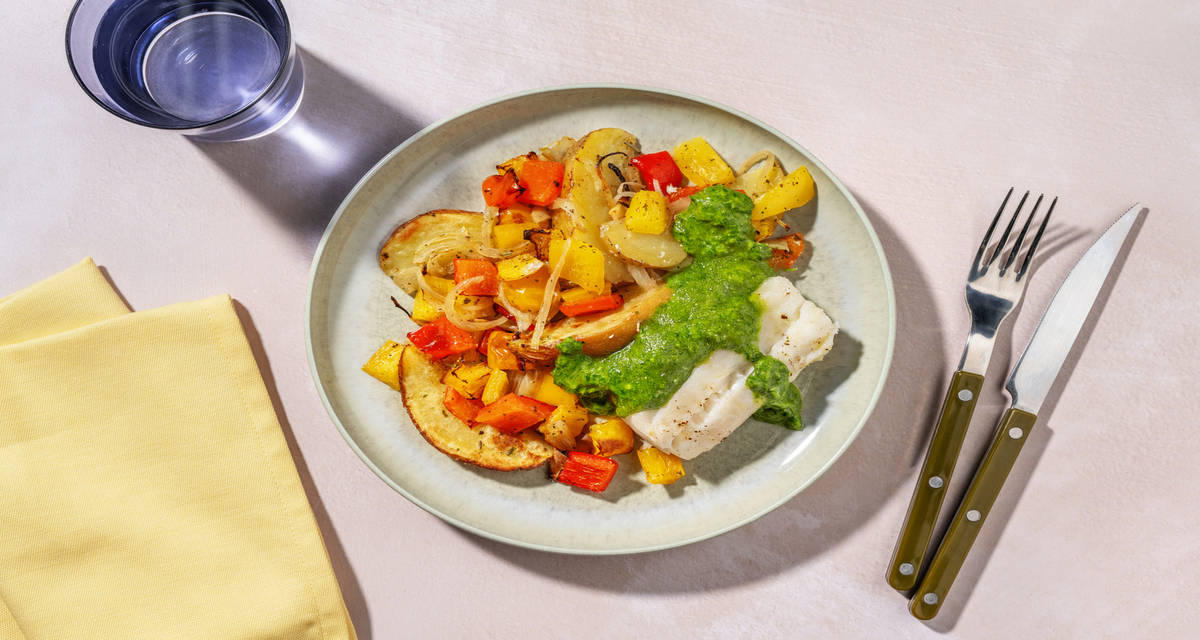 Merluza al horno en salsa verde acompañada de verduras y patata asada