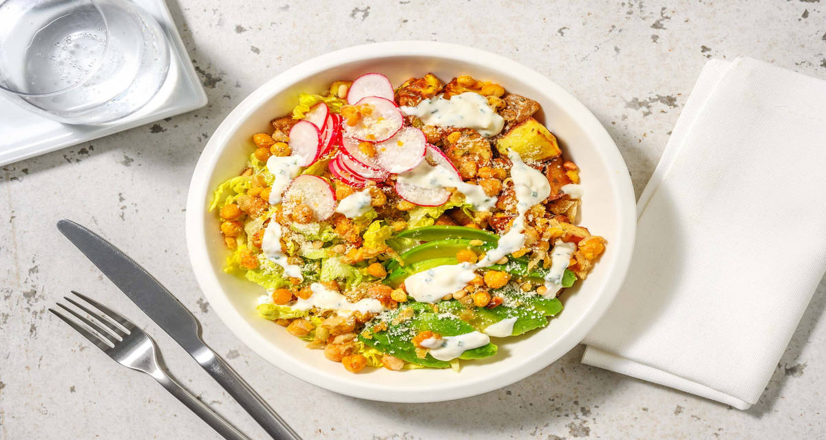Salladsbowl på krispiga kikärtor med avokado och rostade pinjenötter