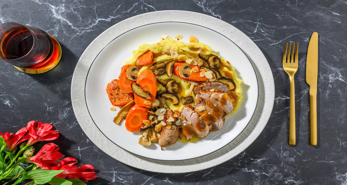 Solomillo de cerdo en salsa de naranja y miel acompañado de zanahoria y setas salteadas y puré de patata