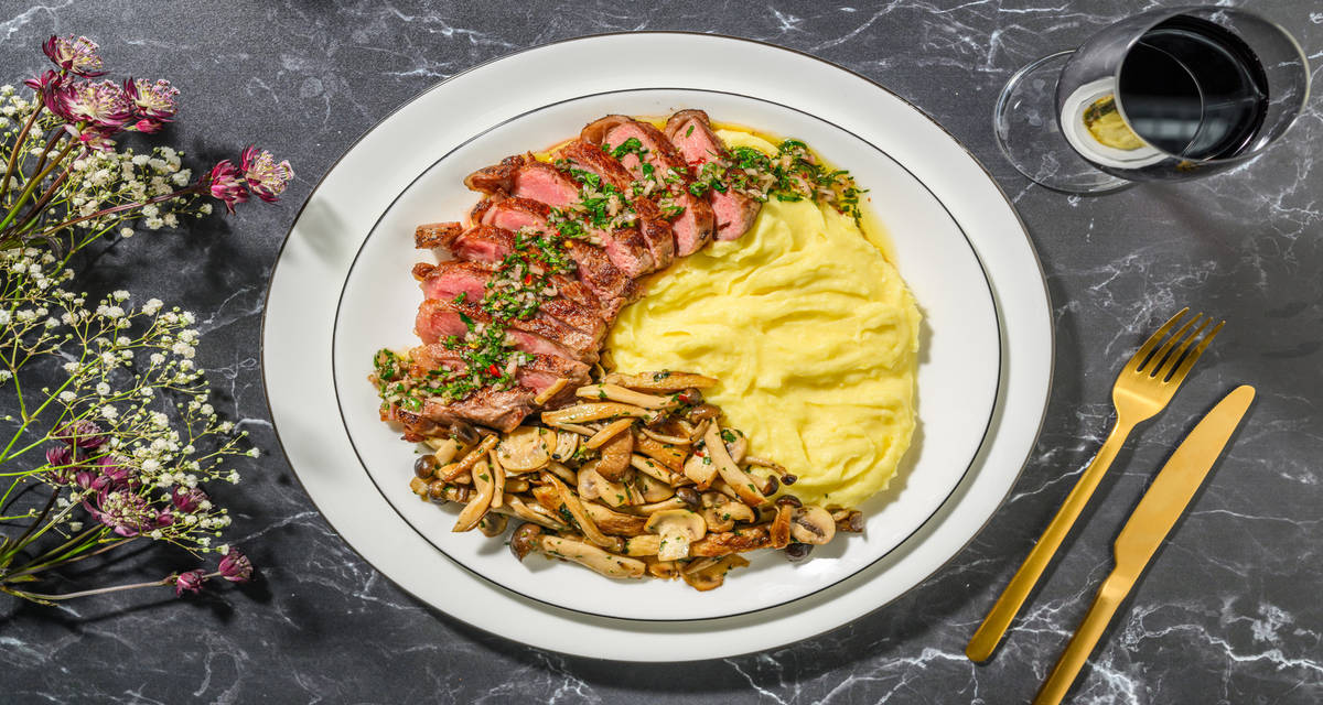 Entrecot de ternera con salsa chimichurri casera acompañado de setas salteadas al perejil y puré de patatas