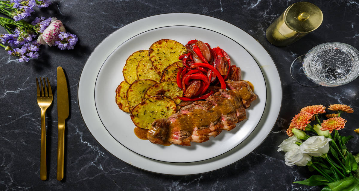 Entrecot de ternera con salsa de mostaza antigua con chalotas caramelizadas y patatas panadera al romero