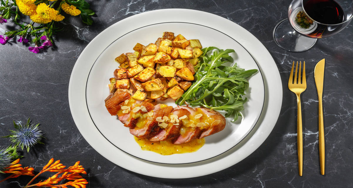 Pato a la naranja acompañado de patatas al romero y ensalada