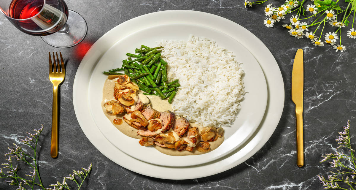 Solomillo de cerdo con salsa cremosa de setas acompañado de arroz y judías verdes salteadas