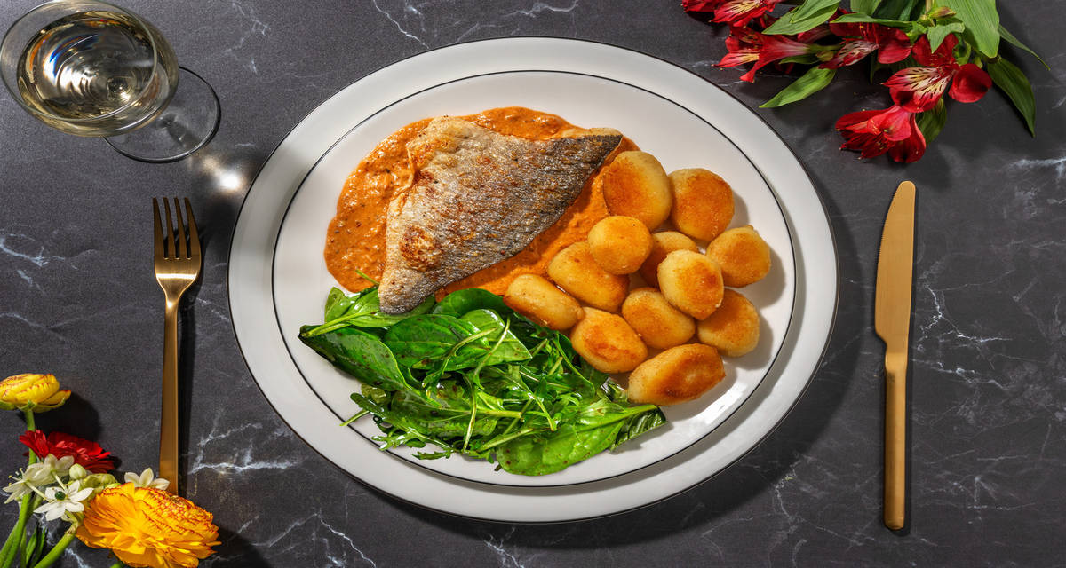 Dorada con salsa de pesto rosso y gnocchis trufados con ensalada de canónigos y rúcula