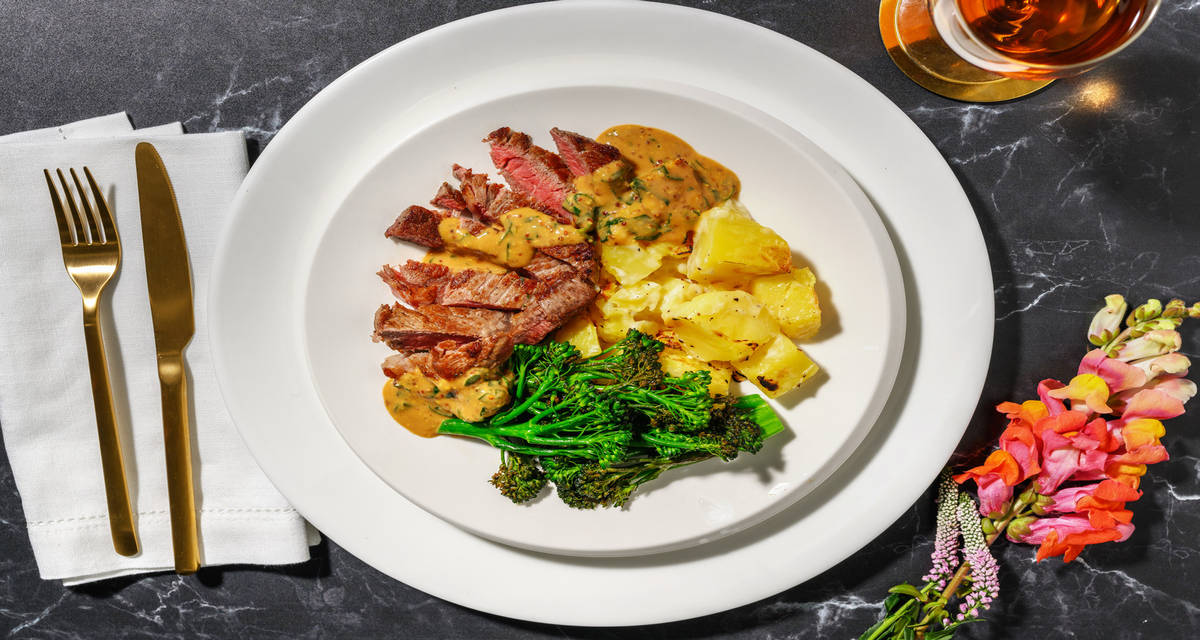 Entrecote de ternera con pastel de patatas con salsa casera de mostaza y brocolini salteado