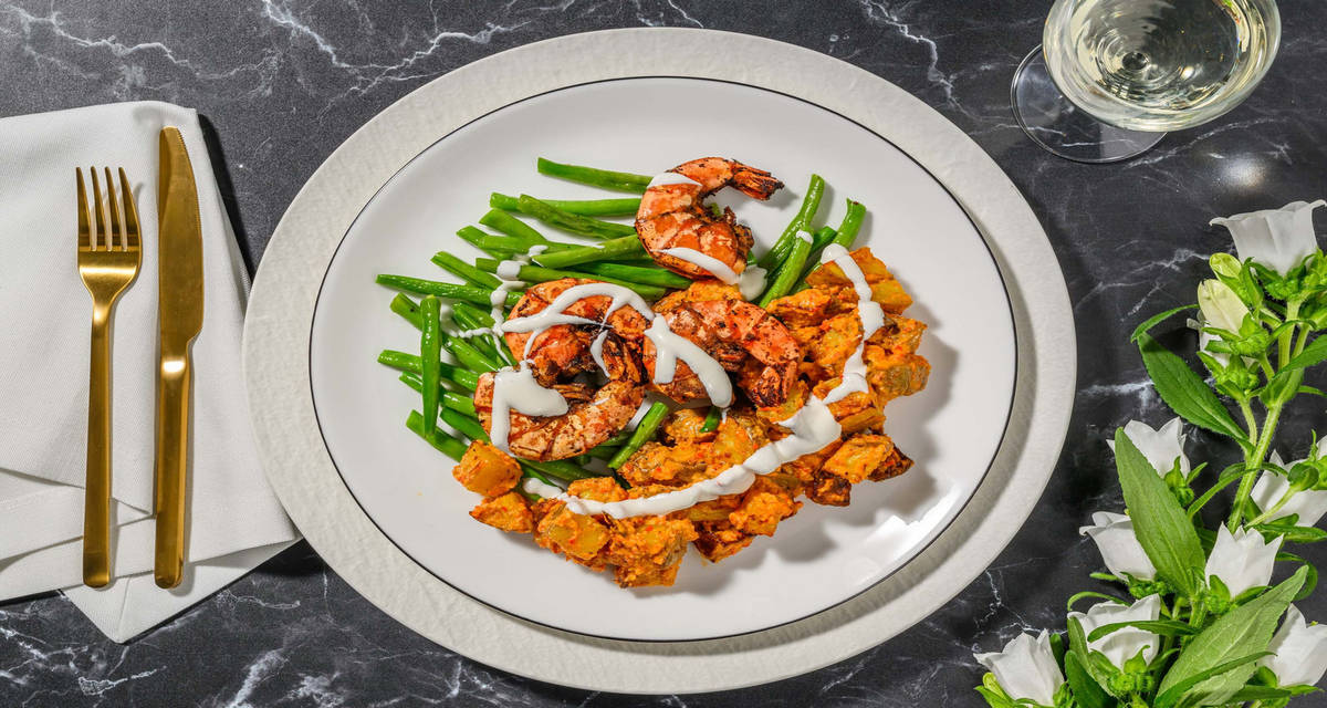 Code di gamberi e patate alla galiziana con fagiolini e crema di peperoni