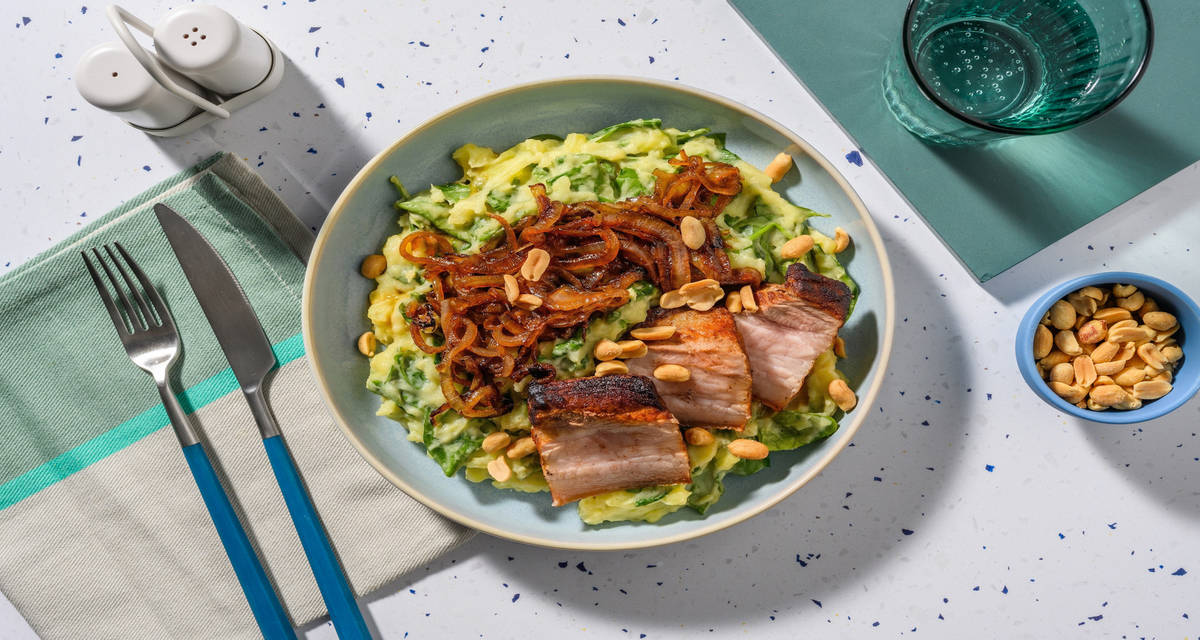 Poitrine de porc laquée et cacahuètes salées purée aux épinards et chou poêlé