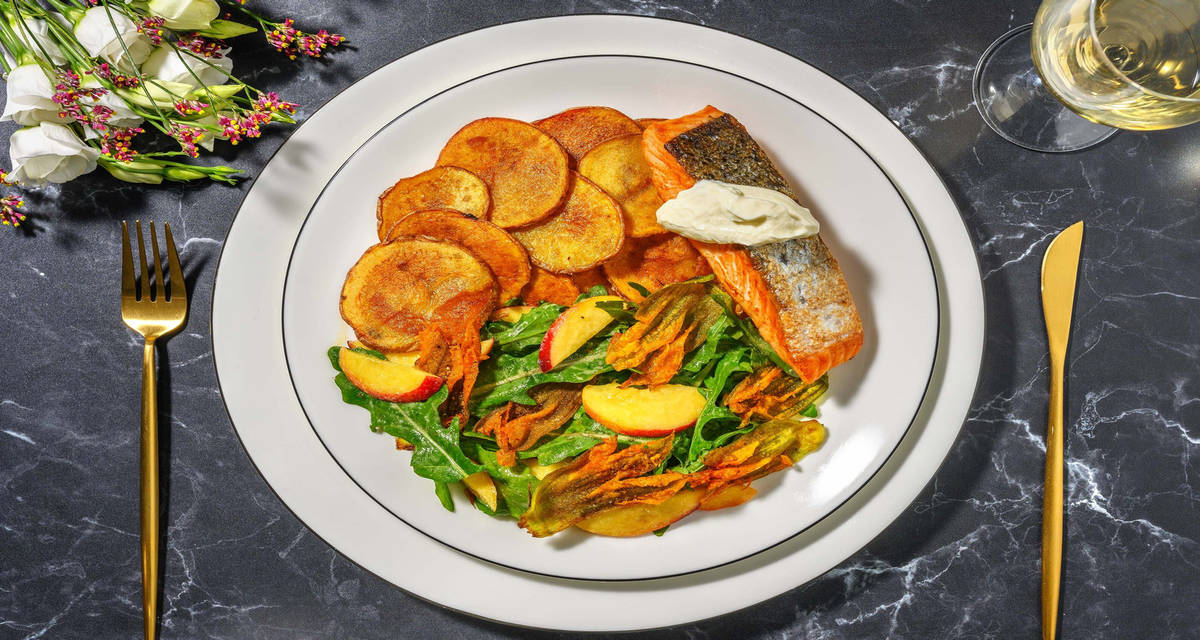 Salmone alla piastra, caprino e pesca con chips di patate e fiori di zucchina fritti