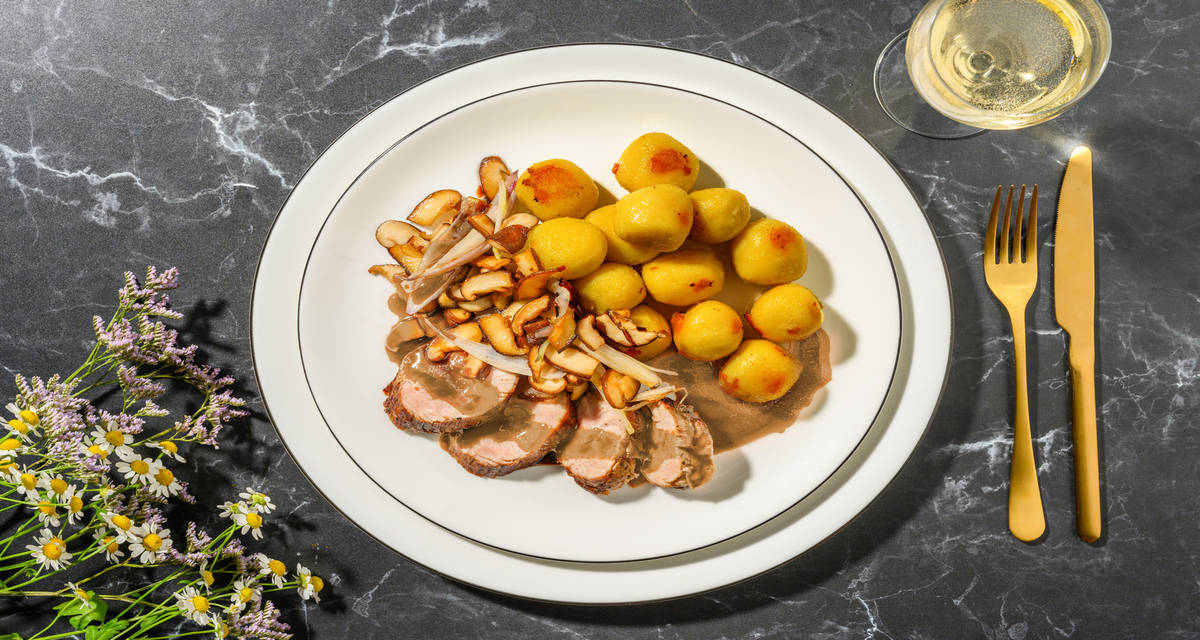 Solomillo de cerdo con gnocchis trufados con setas shiitake y chalotas salteadas y salsa de romero