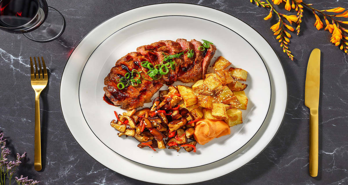 Entrecot de ternera marinado al estilo coreano con patatas asadas, setas shiitake y mayonesa de sriracha