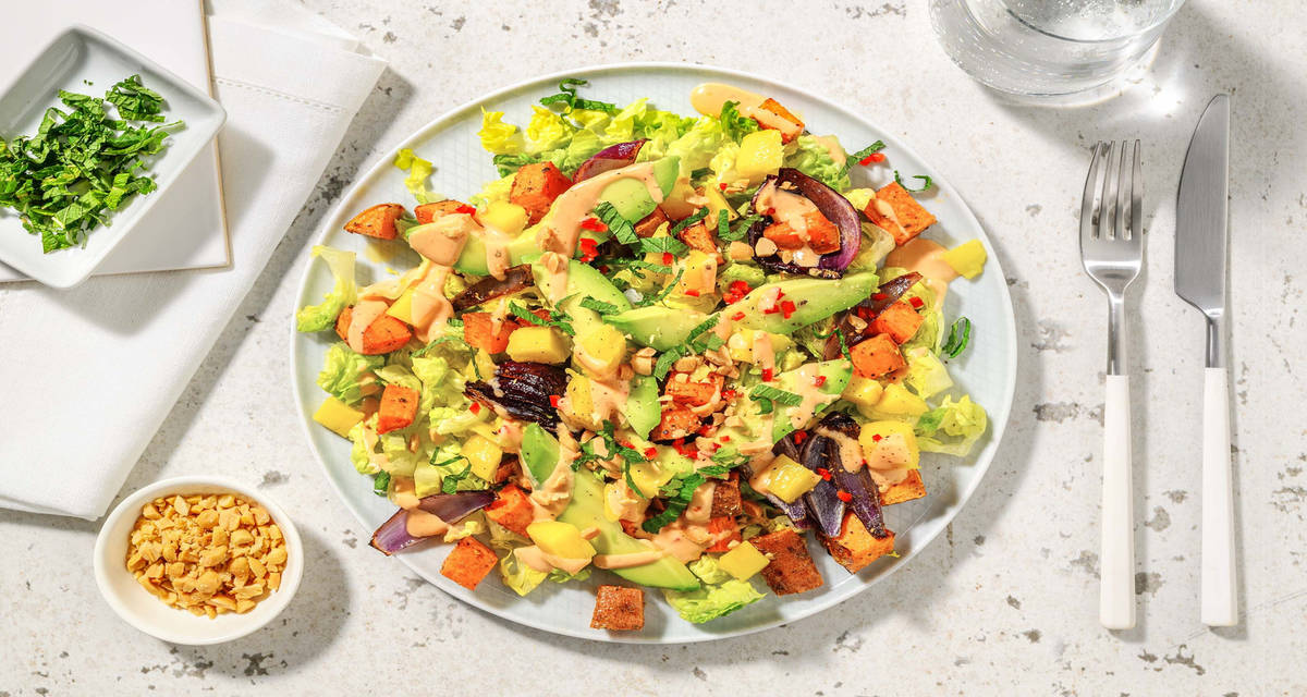 Centralamerikansk-inspirerad sallad med rostad sötpotatis, mango och jordnötter